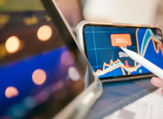 Meerdere Bitcoin-, Ethereum- en forex-opties worden geanalyseerd door een handelaar actief op verschillende markten